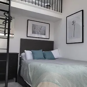 https://stunning-new-build-mezzanine-style-apartment.brighton-hotels-england.com